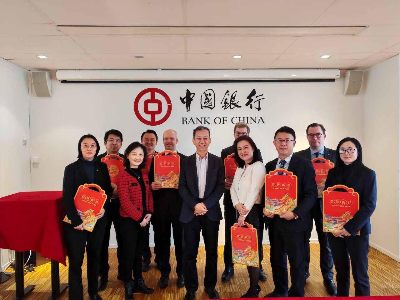 中國駐瑞典大使崔愛民（左六）與中國銀行（歐洲）有限公司斯德哥爾摩分行中外員工合影。中國駐瑞典大使館供圖