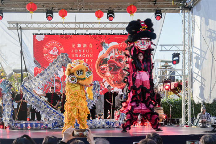 中國(guó)駐希臘大使館大使肖軍正與希方嘉賓為舞龍點(diǎn)睛。     希臘小朋友進(jìn)行舞龍舞獅表演?！吨邢r(shí)報(bào)》供圖