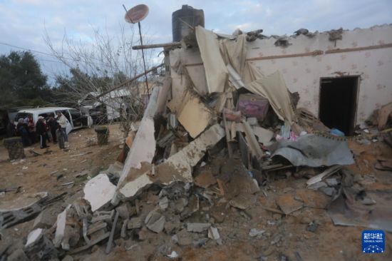 2月5日，在加沙地帶南部城市拉法，人們查看以軍空襲后的建筑廢墟。新華社發(fā)（哈立德·奧馬爾攝）