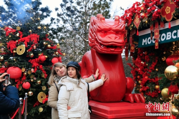 當(dāng)?shù)貢r(shí)間2月9日，中國(guó)農(nóng)歷新年慶祝活動(dòng)啟動(dòng)儀式在莫斯科市中心的卡梅爾格爾斯基巷舉行。中國(guó)駐俄大使張漢暉，俄羅斯外交部發(fā)言人扎哈羅娃，以及俄羅斯文化部和莫斯科市政府官員出席。慶?；顒?dòng)將持續(xù)至18日。圖為當(dāng)?shù)孛癖娫谔鼐S爾廣場(chǎng)與龍雕塑合影。