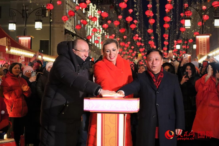 張漢暉、扎哈羅娃、科茲洛夫（從右至左）共同按下活動啟動按鈕。于子恒攝