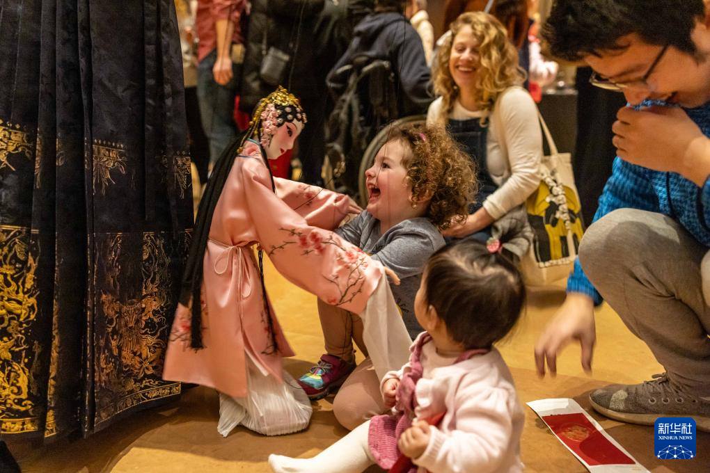 2月11日，孩子們在美國費城藝術(shù)博物館舉行的龍年迎新春活動上體驗?zāi)九紤?。新華社發(fā)（周煥新攝）