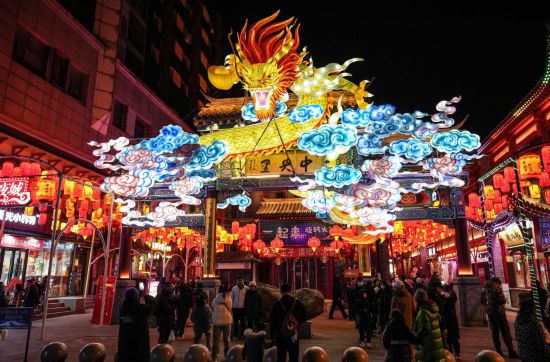 2月11日，游客在沈陽(yáng)中街游覽。春節(jié)期間，各地?zé)艋痂?、火?shù)銀花，呈現(xiàn)出一幕幕流光溢彩的視覺(jué)盛宴。（新華社記者潘昱龍攝）