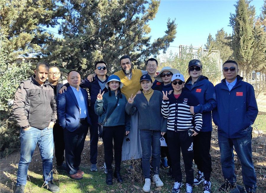 中國醫(yī)生們與穆罕默德一家人合影留念。中國第28批援阿爾及利亞醫(yī)療隊塞地夫分隊供圖