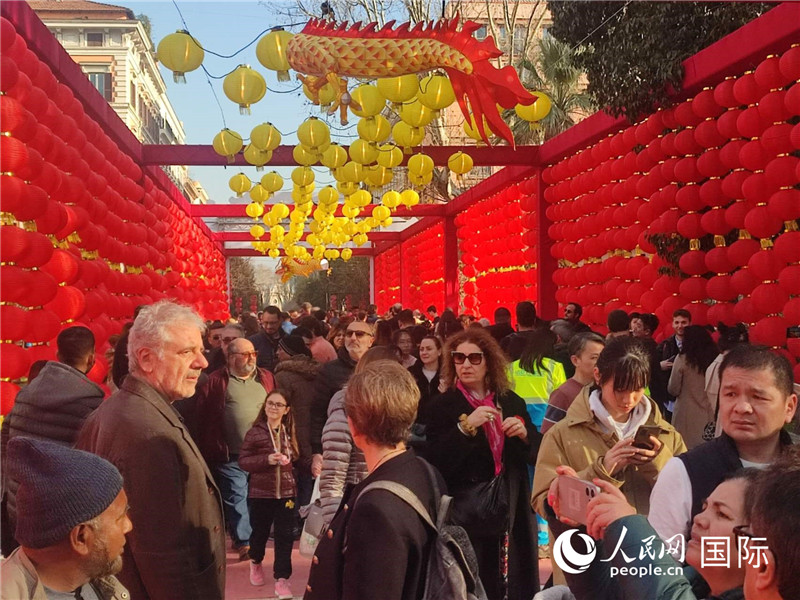 游園會入口處張燈結(jié)彩，人流如織。人民網(wǎng)記者鄭彬攝