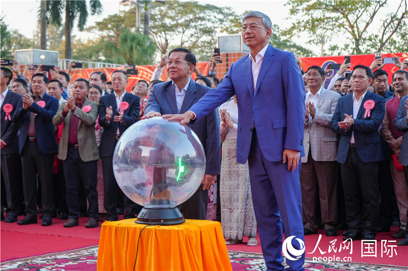 敏昂萊主席和陳海大使在中方援建和改造升級(jí)的仰光杜溫納國(guó)家體育館前共同按亮水晶球，啟動(dòng)“錦繡唐人街”新春慶典-人民網(wǎng)記者謝佳君攝