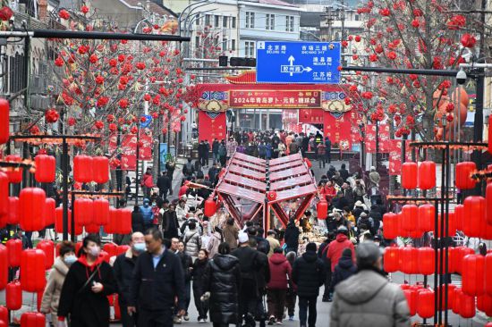2024年2月18日，游客在2024年青島蘿卜·元宵·糖球會(huì)上消費(fèi)、游玩。新華社記者李紫恒攝