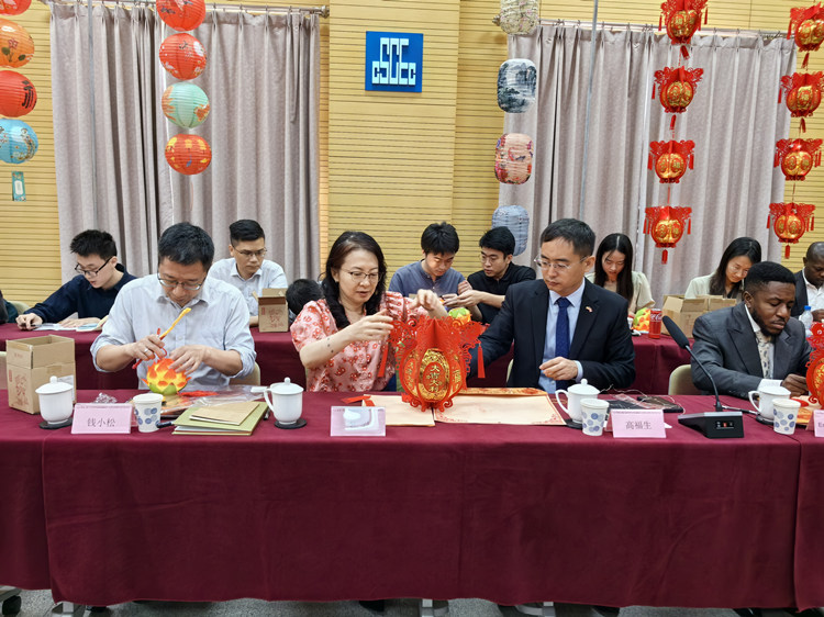 燈籠文化交流活動(dòng)現(xiàn)場(chǎng)。中建國(guó)際中西非公司供圖