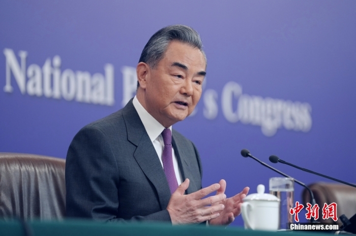 3月7日，十四屆全國(guó)人大二次會(huì)議在北京舉行記者會(huì)，中共中央政治局委員、外交部長(zhǎng)王毅就中國(guó)外交政策和對(duì)外關(guān)系相關(guān)問(wèn)題回答中外記者提問(wèn)。<a target='_blank' href='/'><p  align=