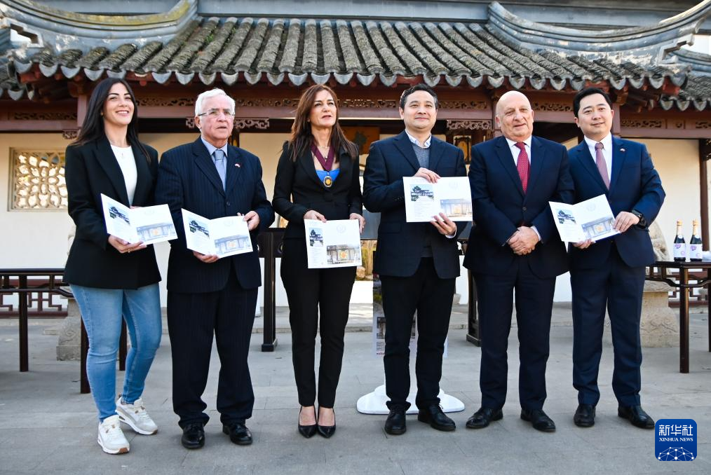 3月6日，嘉賓出席在馬耳他桑塔露琪亞市舉行的中國生肖郵票發(fā)行儀式。新華社發(fā)（喬納森·博格攝）