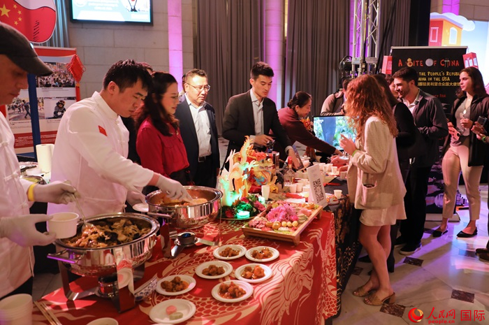 使館工作人員詳細(xì)為現(xiàn)場美食家和來賓講解菜品色香味特點、原料特色、烹制手法及其中蘊含的中華美食文化。人民網(wǎng)記者 李志偉攝