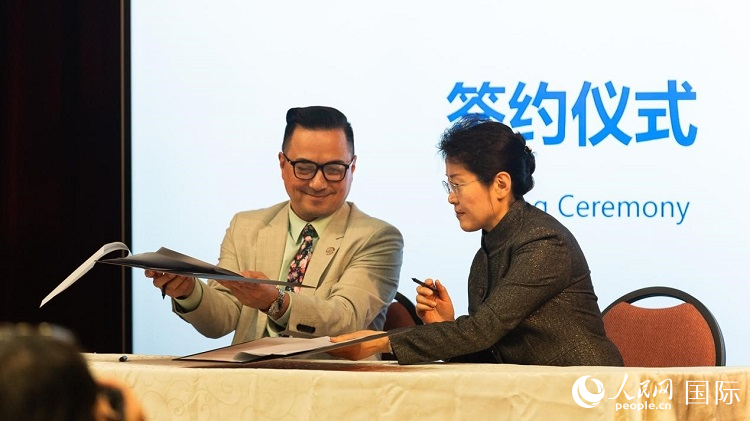 山東省圖書館與舊金山公共圖書館簽署合作協(xié)議。