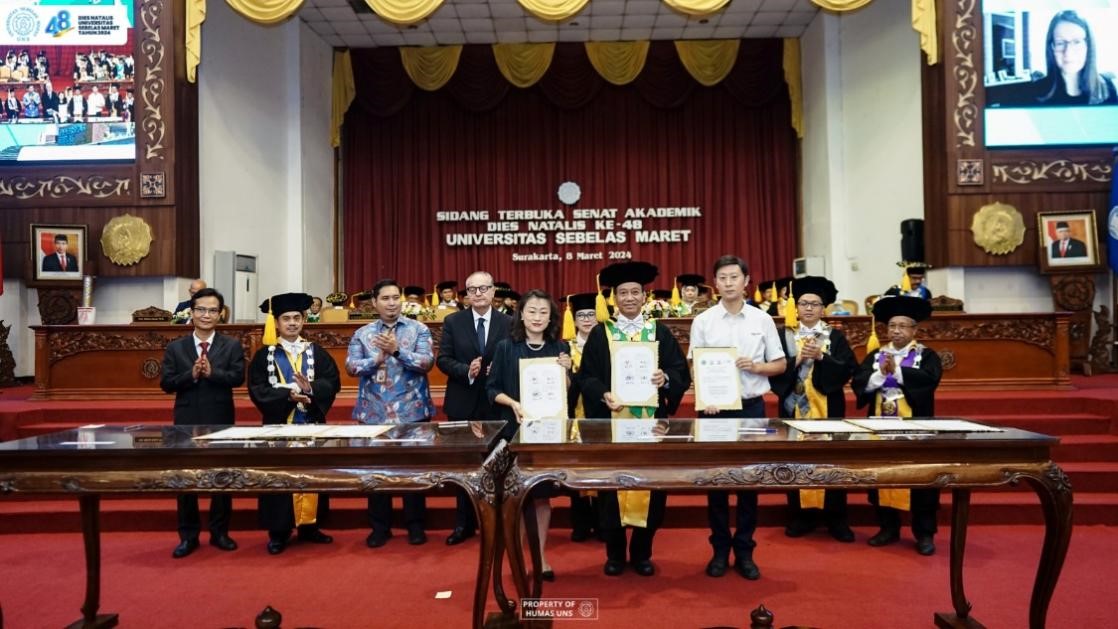 西華大學(xué)、三一一大學(xué)、印尼鋰源新材料有限公司、四川鋰源新能源有限公司四方共同簽署國(guó)際合作協(xié)議。印尼三一一大學(xué)孔子學(xué)院供圖