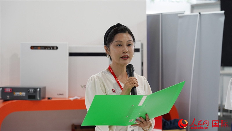 中建材海外經(jīng)濟(jì)合作有限公司總經(jīng)理姜婓致辭。人民網(wǎng) 劉暢攝
