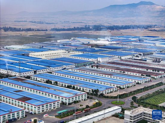 這是2023年11月3日在埃塞俄比亞杜凱姆市拍攝的東方工業(yè)園（無人機照片）。 新華社發(fā)（東方工業(yè)園供圖）