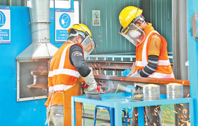 中企承建的馬東鐵項目創(chuàng)造就業(yè)機會超過1.8萬個，合作的當?shù)仄髽I(yè)超過1900家——為促進馬來西亞東西海岸互聯(lián)互通貢獻力量（共建“一帶一路”第一現(xiàn)場）