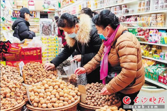 　　在長(zhǎng)沙南門口菜市場(chǎng)附近的一家炒貨店內(nèi)，市民正在選購(gòu)年貨?！　￠L(zhǎng)沙晚報(bào)全媒體記者 范宏歡 攝