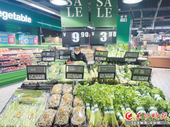　　家樂福芙蓉廣場店，市民在選購春菜。