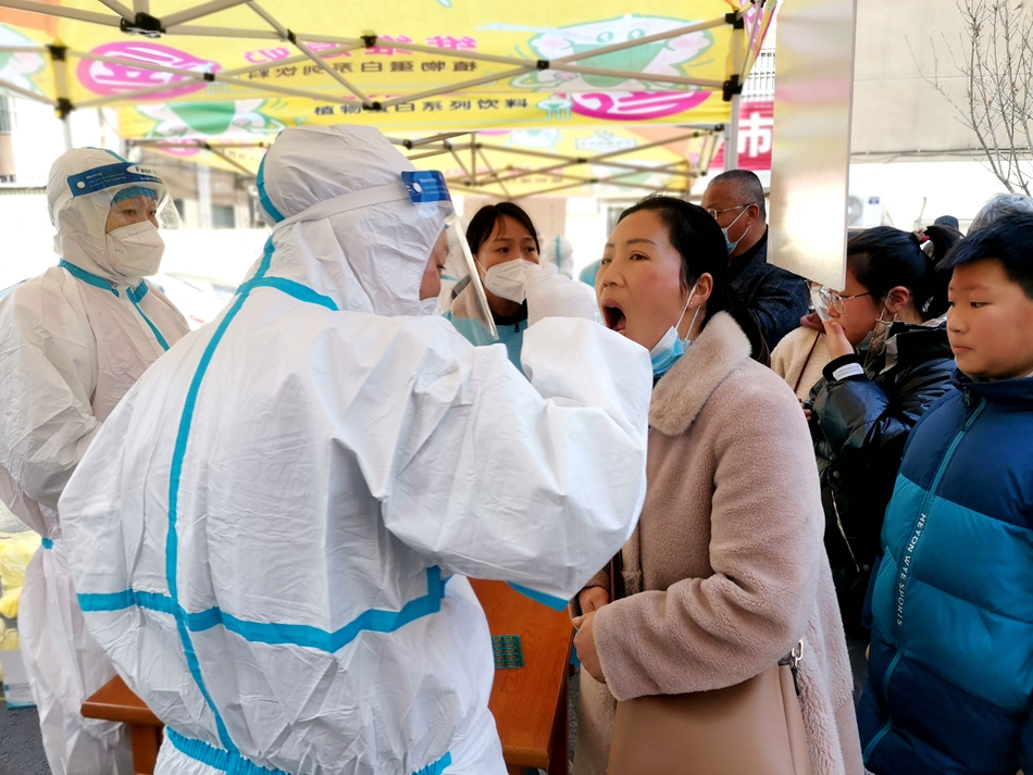 連云港贛榆區(qū)抽調(diào)近500名醫(yī)務(wù)人員開展核酸檢測。朱代桂攝