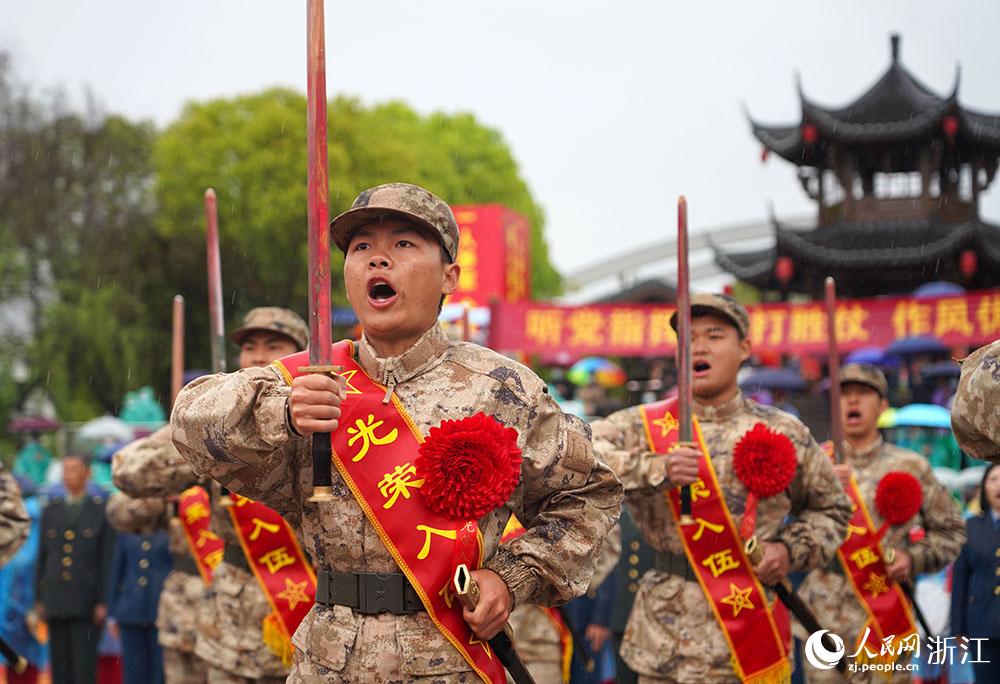3月22日，新兵們高喊誓言、莊嚴(yán)亮劍。人民網(wǎng) 章勇濤攝