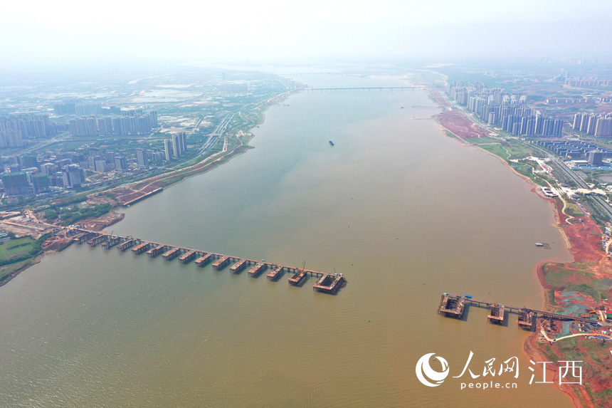 航拍九龍湖過(guò)江大橋，該橋是南昌第七座跨贛江通道。 人民網(wǎng) 時(shí)雨攝