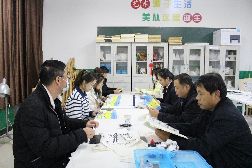 河北省臨西縣人民檢察院未檢檢察官在臨西縣第二小學(xué)為家長講解家庭教育促進法。 孫國月攝