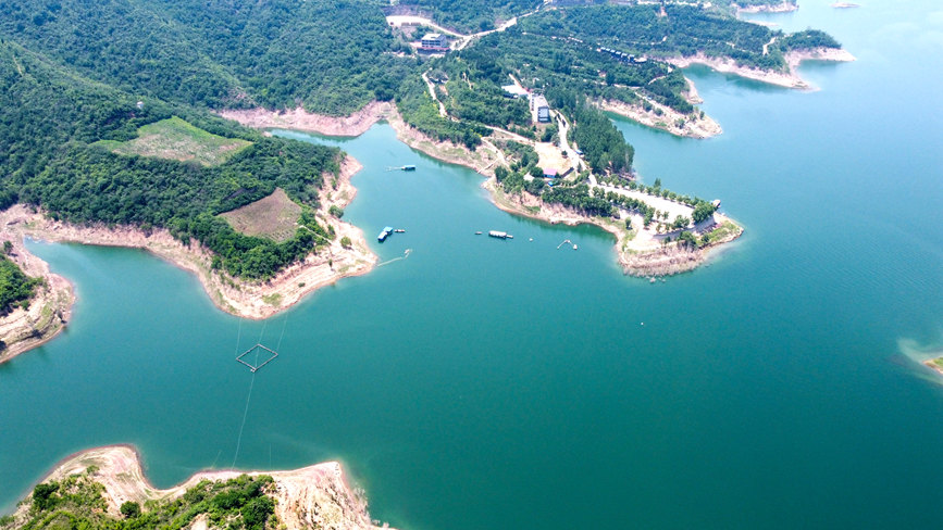 河南洛陽市孟津區(qū)境內(nèi)的黃河小浪底風(fēng)景區(qū)黃鹿山景點(diǎn)風(fēng)光。黃政偉攝