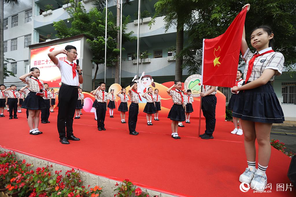 5月31日，在廣西壯族自治區(qū)南寧市民主路小學(xué)，學(xué)校大隊(duì)輔導(dǎo)員帶領(lǐng)少先隊(duì)員呼號。人民網(wǎng)記者 嚴(yán)立政攝