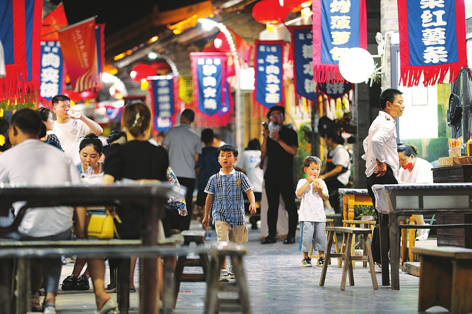  6月17日晚，游客在運(yùn)城市鹽湖區(qū)嵐山根運(yùn)城印象景區(qū)內(nèi)游玩。連日來(lái)，運(yùn)城市通過(guò)發(fā)放消費(fèi)券，培育夜購(gòu)、夜味、夜宿、夜玩、夜賞的消費(fèi)形態(tài)，迅速推動(dòng)消費(fèi)企穩(wěn)回暖，為經(jīng)濟(jì)發(fā)展注入強(qiáng)勁動(dòng)力。 金玉敏攝