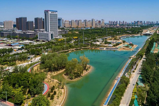 環(huán)城水系中的北湖公園越來越美。羅大慶攝