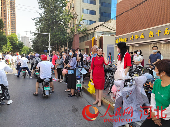 石家莊外國(guó)語學(xué)?？键c(diǎn)外送考的家長(zhǎng)。人民網(wǎng) 祝龍超攝