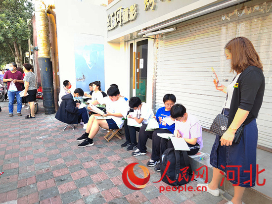 臨進(jìn)考場(chǎng)，考生抓緊時(shí)間再?gòu)?fù)習(xí)一下。人民網(wǎng) 祝龍超攝