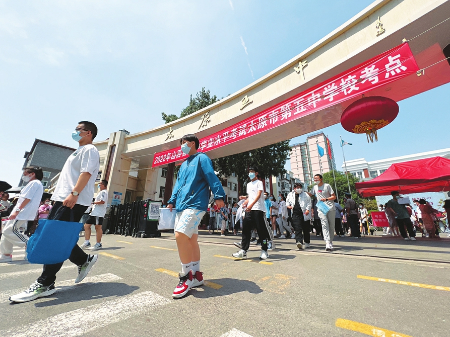 六月二十日，中考太原五中考點(diǎn)，完成首門考試的考生滿懷信心走出考場。記者李兆民攝