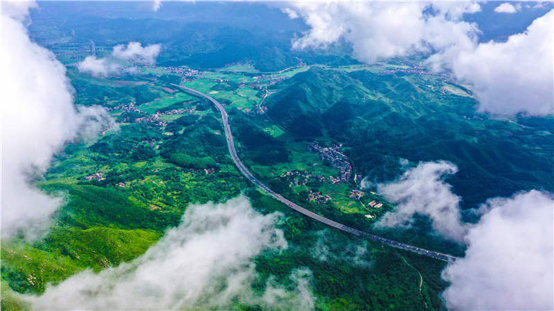 湖南省常寧市廟前鎮(zhèn)泉井村，云霧繚繞，青山蒼翠，公路蜿蜒，秀美如畫。周秀魚春攝