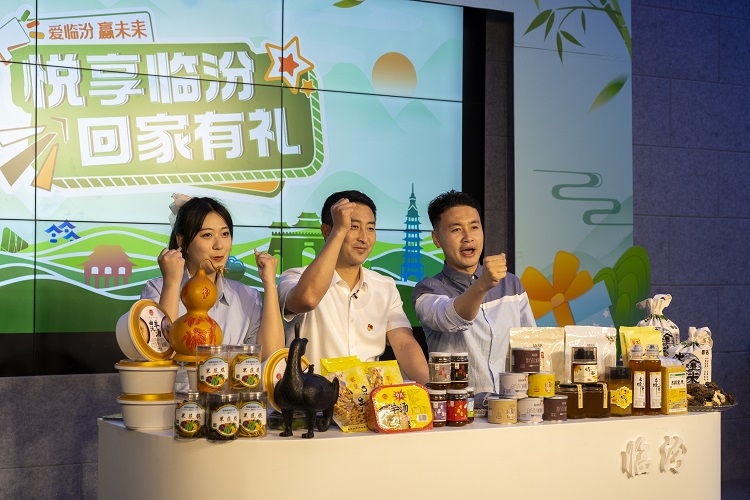 6月3日下午，在臨汾原產(chǎn)地商品體驗店，曲沃縣副縣長樊奇選對當(dāng)?shù)氐霓r(nóng)特產(chǎn)品、旅游景點進行了推介代言。鄭遠(yuǎn)飛攝