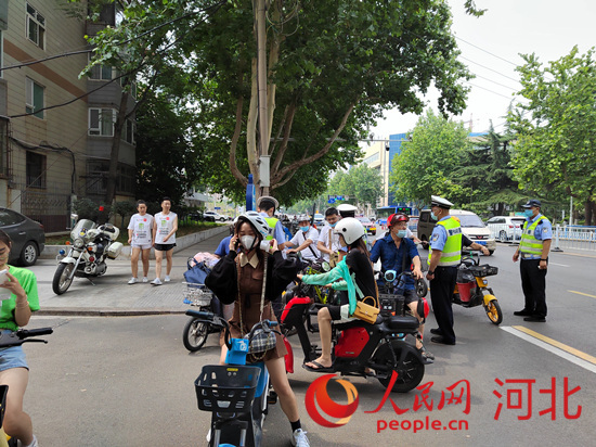 石家莊交警在查處非機(jī)動(dòng)車違章。人民網(wǎng)祝龍超攝