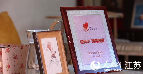 王繼蓮家庭獲得的部分榮譽。人民網 冷金明攝