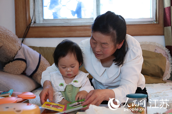 王繼蓮帶孫女看童書。人民網 冷金明攝