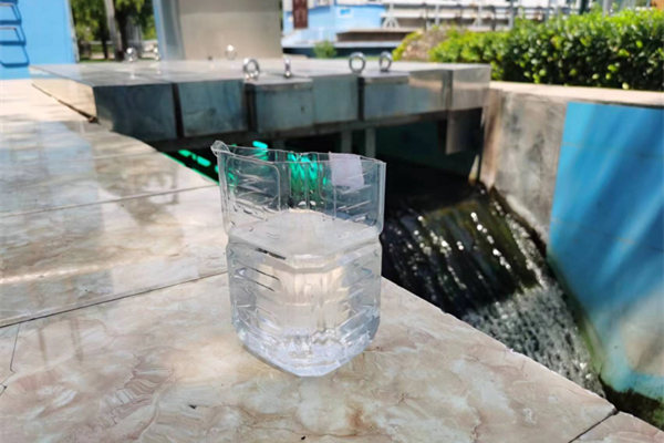 在邯鄲市雞澤縣藍(lán)天污水處理廠，污水經(jīng)過處理后清澈透明。鄭佳欣攝