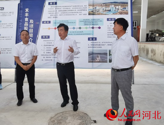 黨曉龍在禾豐項目現(xiàn)場鼓勵大家以商招商。 人民網(wǎng) 張繼航攝