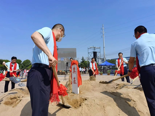 作為今年荷花節(jié)“開場秀”，理士新能源智造園區(qū)項目正式開工。人民網(wǎng) 馬曉波攝