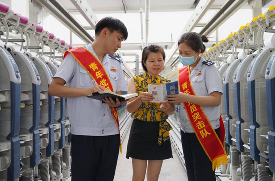 國家稅務(wù)總局常德市西洞庭西湖管理區(qū)稅務(wù)局成立青年黨員突擊隊(duì)，走進(jìn)常德銀駿紡織有限公司等企業(yè)送政策、問需求、解難題。受訪單位供圖