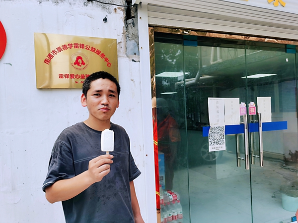 2過路司機(jī)在驛站冷飲。人民網(wǎng)記者王繼亮攝.jpg