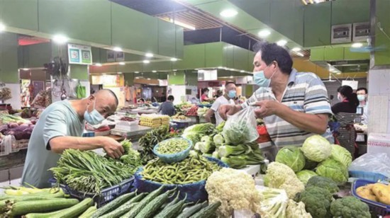 無錫市民在沁揚市場和往常一樣購買農(nóng)副產(chǎn)品。宗曉東攝