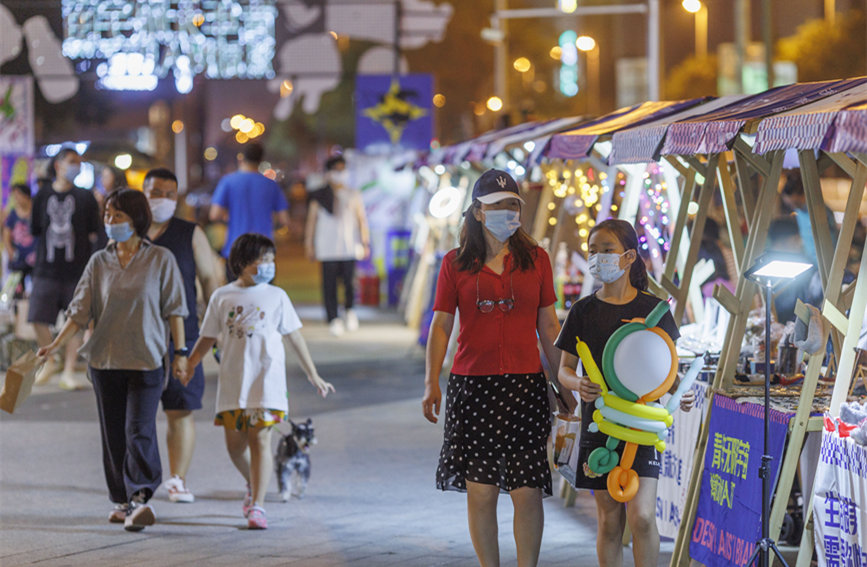 青年無(wú)限宇宙潮動(dòng)市集匯聚眾多文創(chuàng)產(chǎn)品，豐富市民夜生活。王英浩攝