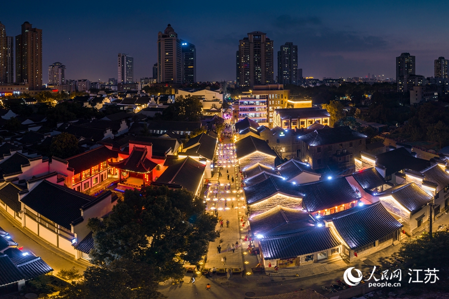 熙南里歷史文化休閑街區(qū)夜景。熙熙攝