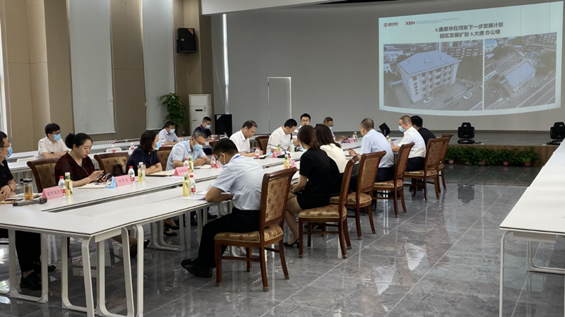 河?xùn)|區(qū)委書記范少軍一行深入老電建公司辦公園區(qū)就盤活園區(qū)工作進(jìn)行部署研究。河?xùn)|區(qū)供圖