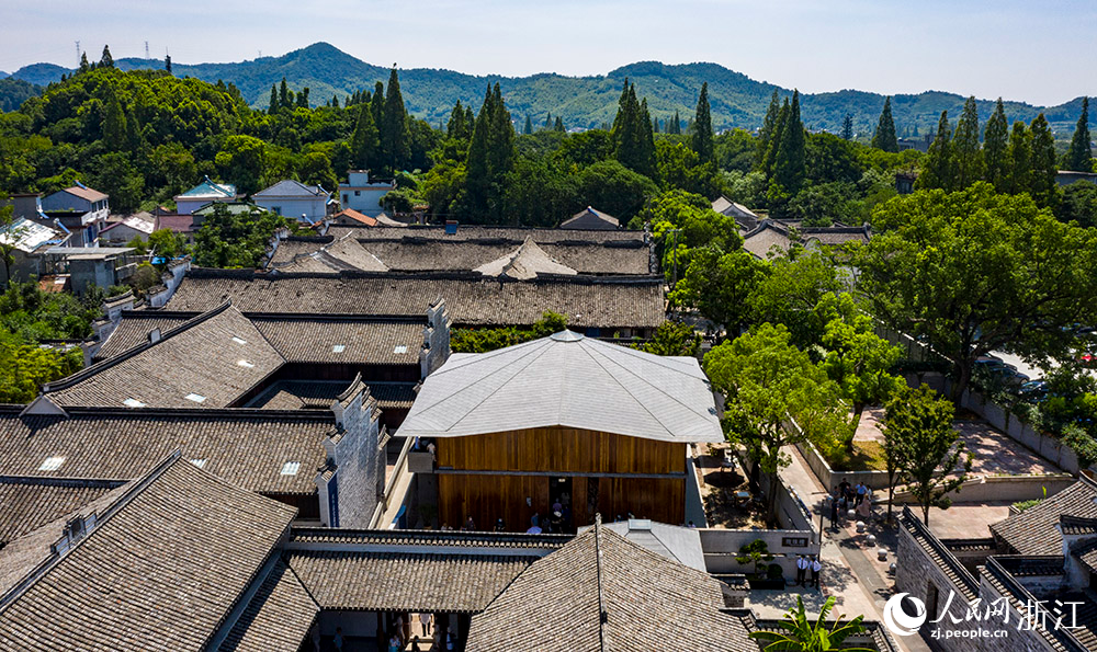 7月23日，空中俯瞰位于寧波市江北區(qū)慈城鎮(zhèn)的抱珠樓。人民網(wǎng) 章勇濤攝