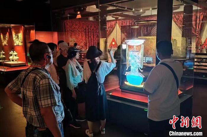 圖為臺灣新北市永和區(qū)里長聯(lián)誼會江西參訪團一行在南昌漢代海昏侯國遺址博物館內(nèi)參觀展出的珍貴文物。　駱小龍 攝