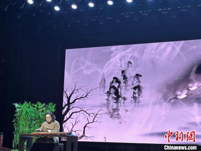 閩派古琴名家陳志強(qiáng)演奏一曲《流水》?！堺惥?攝